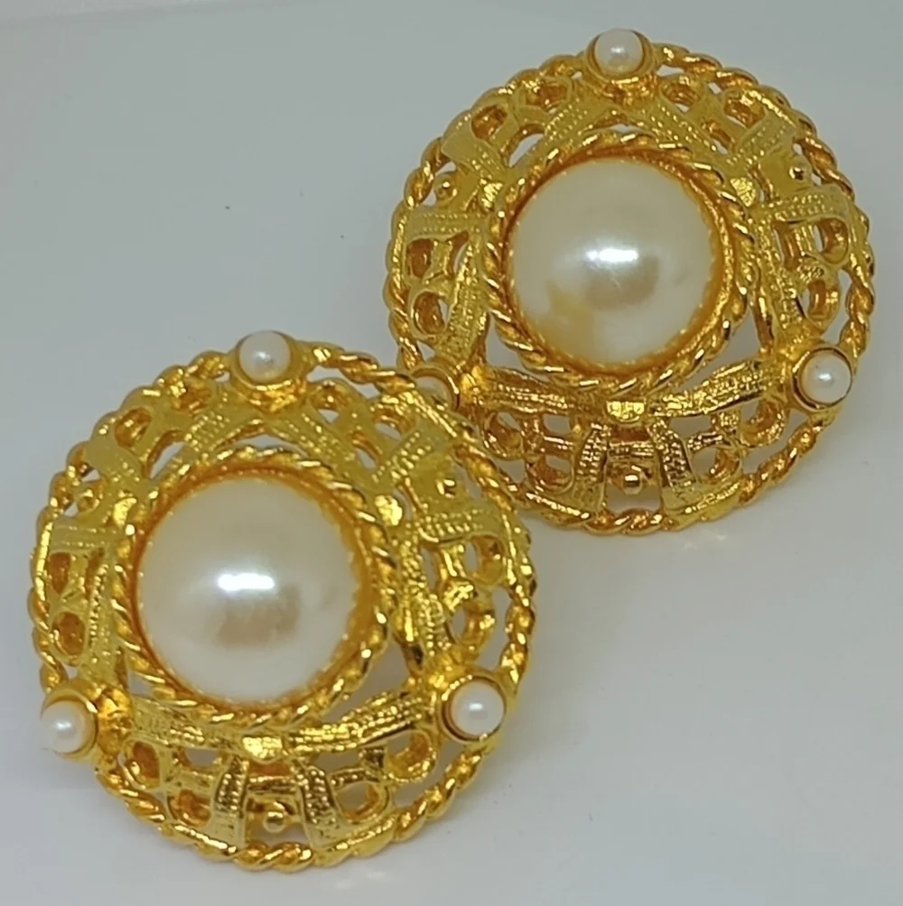 * vintage Ivana Trump gold tone faux pearl clip on earrings